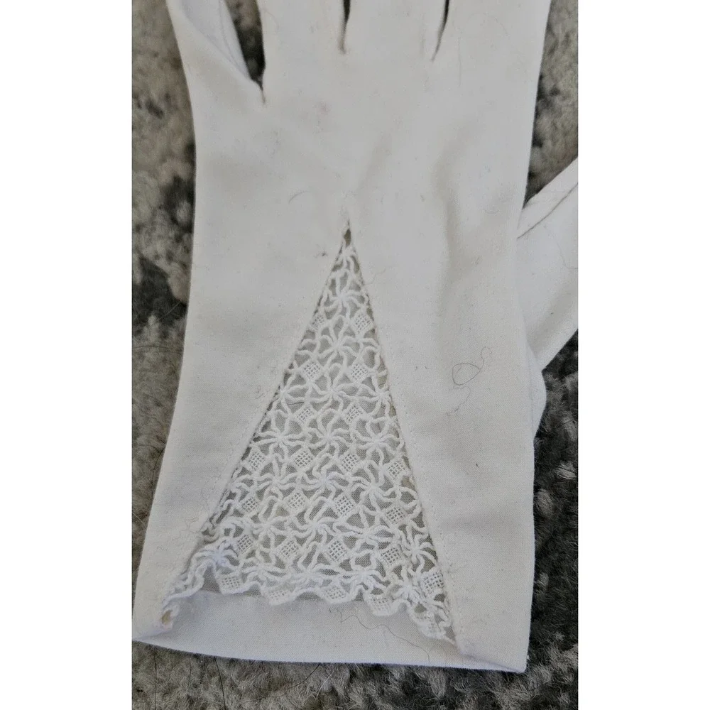 Vintage 1950s White Cotton Lace Insert Wrist Gloves Bridal Easter